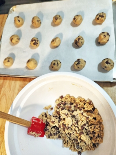 adding cookies to pan